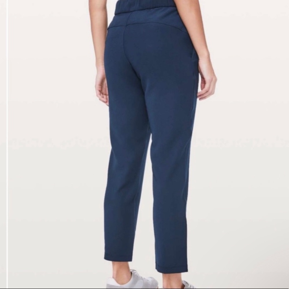 Lululemon navy on the fly pants sz 4